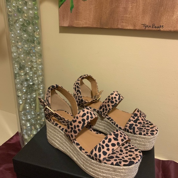 💞Qupid Cheetah Print Platform Sandal💞 - Picture 3 of 4
